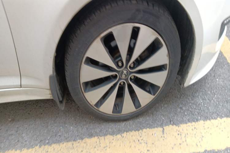 Used Kia K5 2011 2.0L Automatic DLX Right Front Wheel Hub