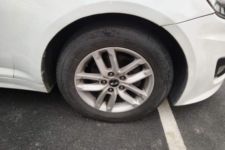 Used Kia K5 2011 2.0L Automatic GLS Right Front Wheel Hub