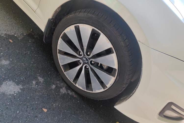 Used Kia K5 2011 2.0L Automatic DLX Right Front Wheel Hub