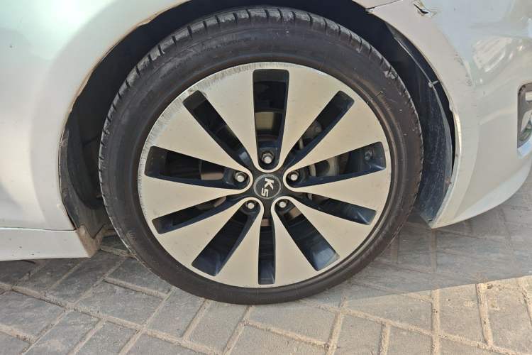 Used Kia K5 2011 2.0L Automatic DLX Right Front Wheel Hub