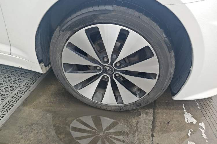 Used Kia K5 2011 2.0L Automatic DLX Right Front Wheel Hub