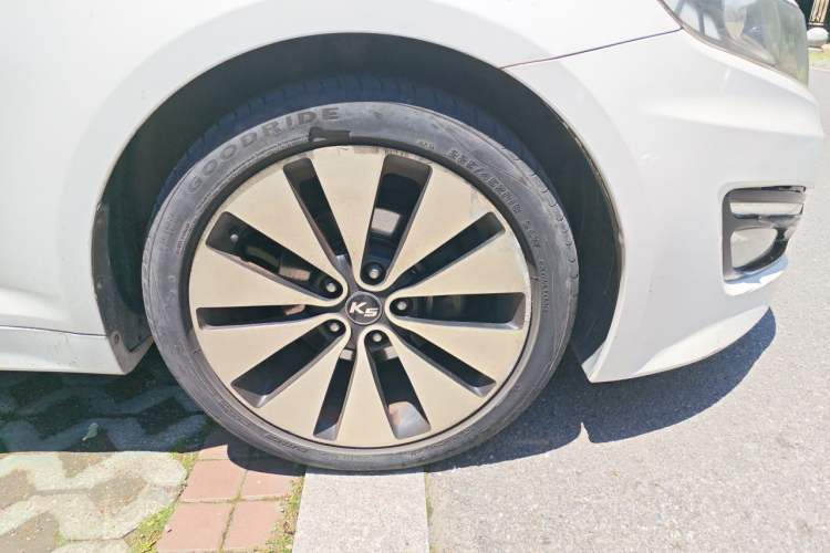 Used Kia K5 2011 2.0L Automatic DLX Right Front Wheel Hub