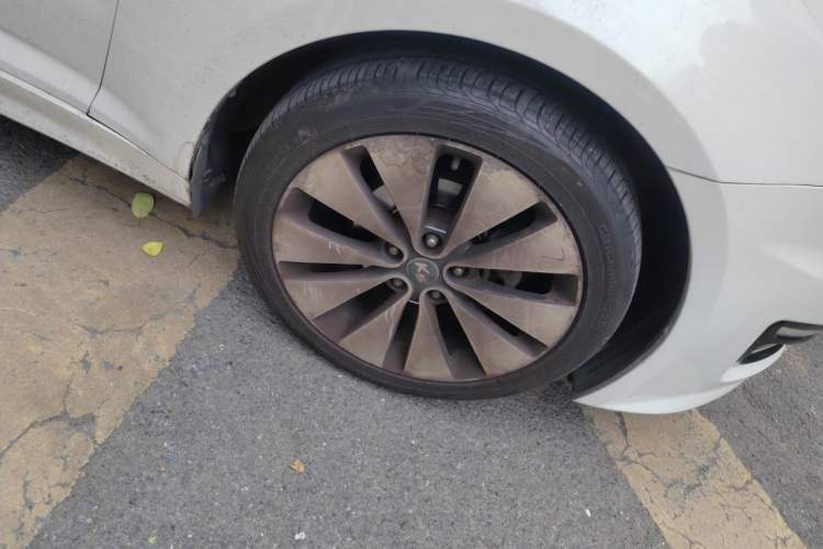 Used Kia K5 2011 2.0L Automatic DLX Right Front Wheel Hub