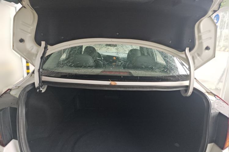 Used Kia K5 2011 2.0L Automatic DLX Trunk