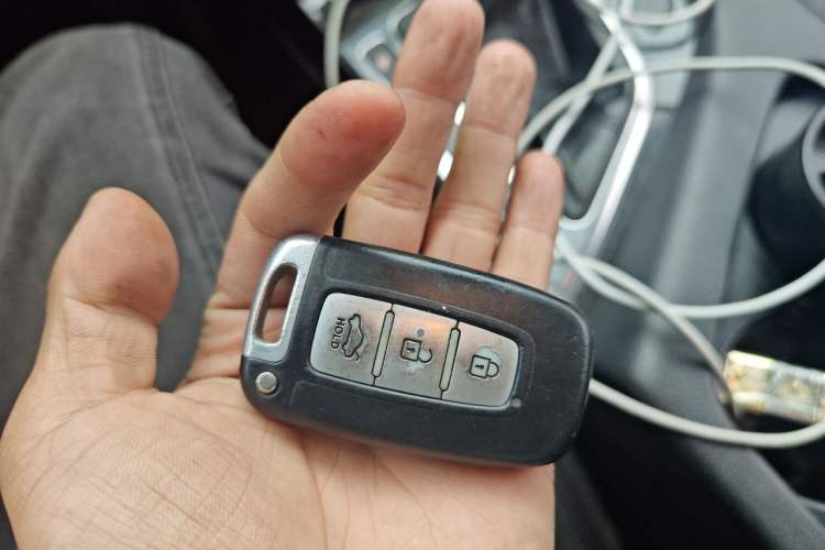 Used Kia K5 2011 2.0L Automatic DLX Vehicle Key