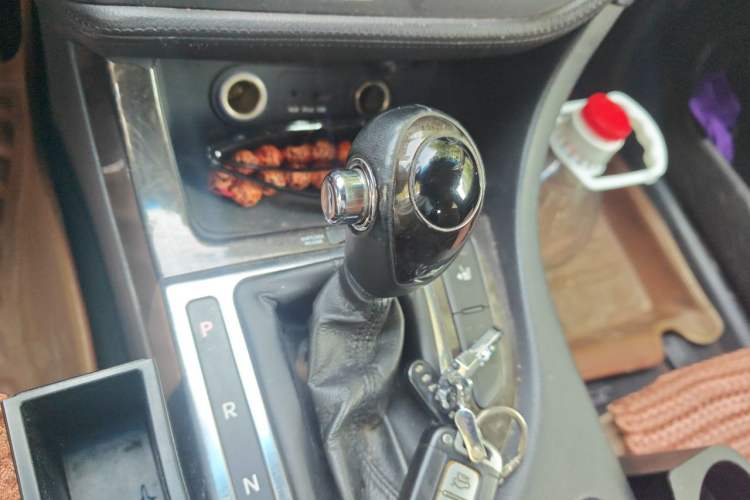 Used Kia K5 2012 2.0L Automatic DLX Gear Lever