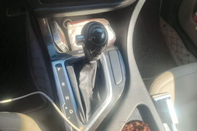 Used Kia K5 2012 2.0L Automatic GLS Gear Lever