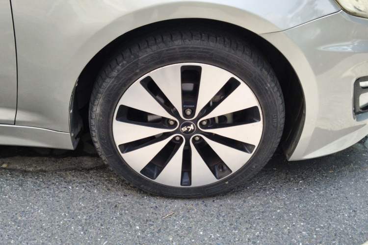 Used Kia K5 2012 2.0L Automatic DLX Right Front Wheel Hub