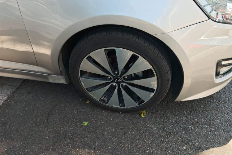 Used Kia K5 2012 2.0L Automatic DLX Right Front Wheel Hub