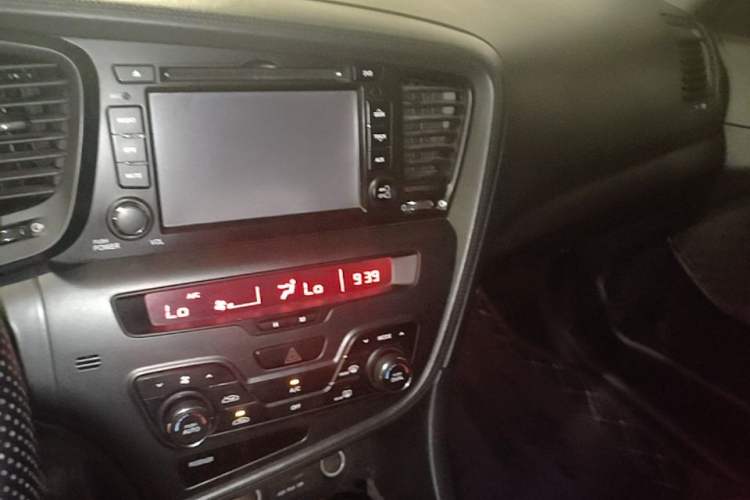 Used Kia K5 2012 2.0L Automatic DLX Audio And AC Panel