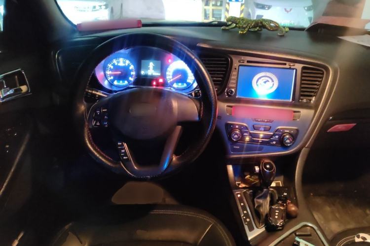 Used Kia K5 2012 2.0L Automatic DLX Center Console