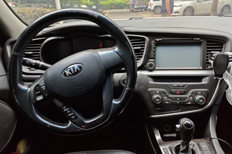 Used Kia K5 2012 2.0L Automatic DLX Center Console