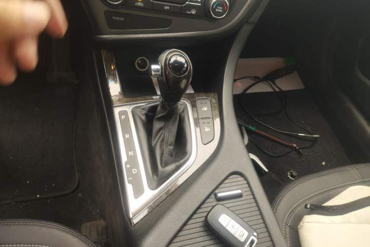 Used Kia K5 2012 2.0L Automatic DLX Gear Lever