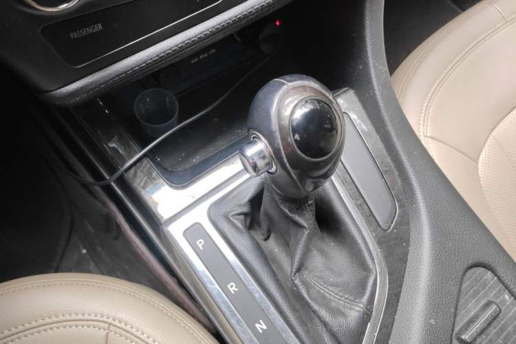 Used Kia K5 2012 2.0L Automatic GLS Gear Lever