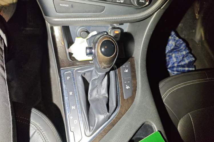 Used Kia K5 2012 2.0L Automatic DLX Gear Lever
