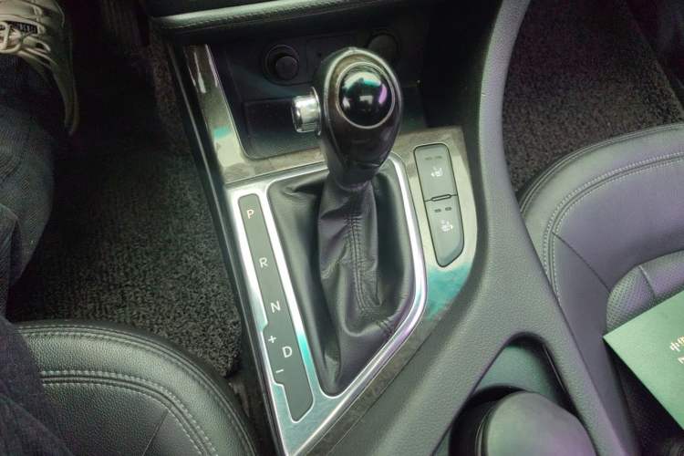 Used Kia K5 2012 2.0L Automatic DLX Gear Lever