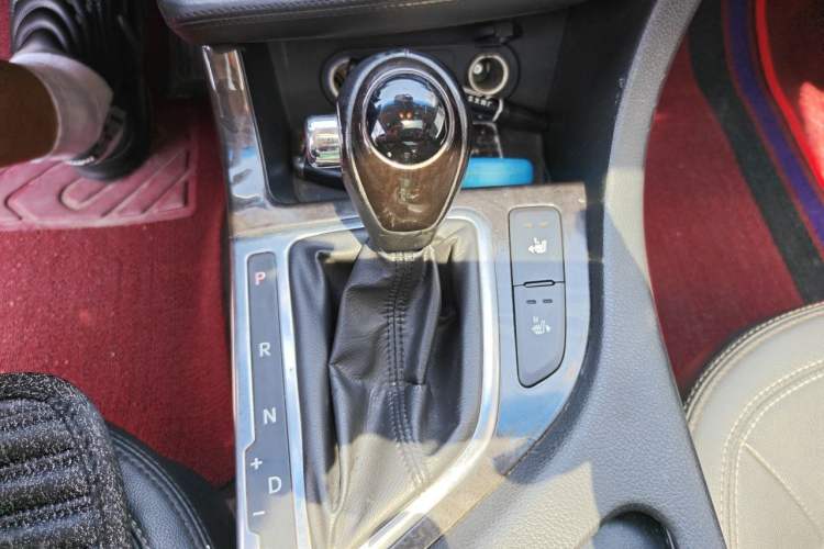 Used Kia K5 2012 2.0L Automatic DLX Gear Lever