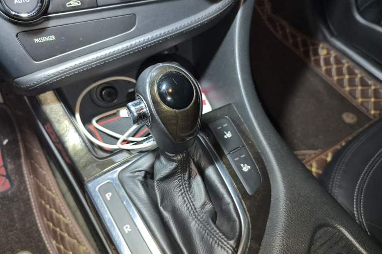 Used Kia K5 2012 2.0L Automatic DLX Gear Lever