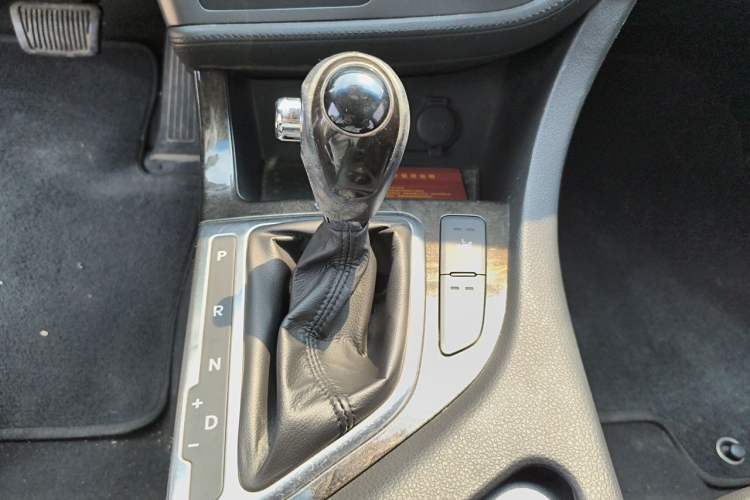 Used Kia K5 2012 2.0L Automatic DLX Gear Lever