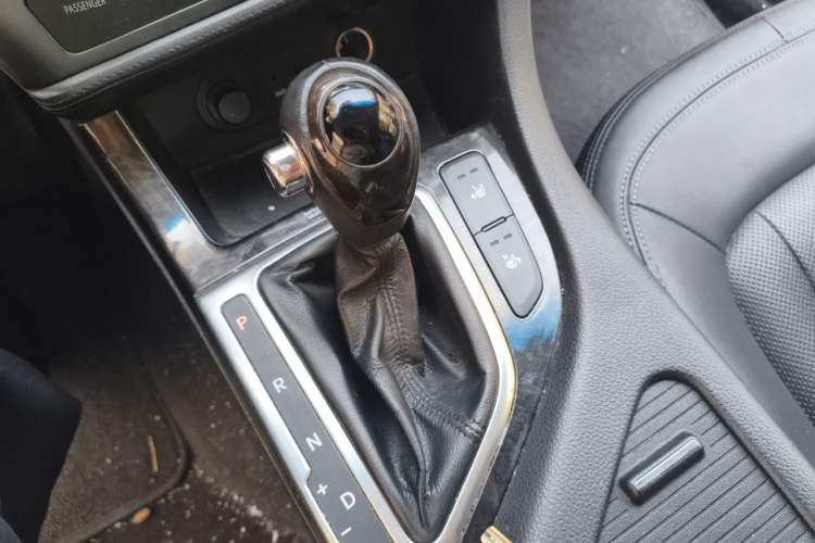 Used Kia K5 2012 2.0L Automatic DLX Gear Lever