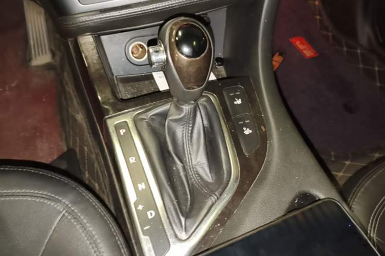 Used Kia K5 2012 2.0L Automatic DLX Gear Lever