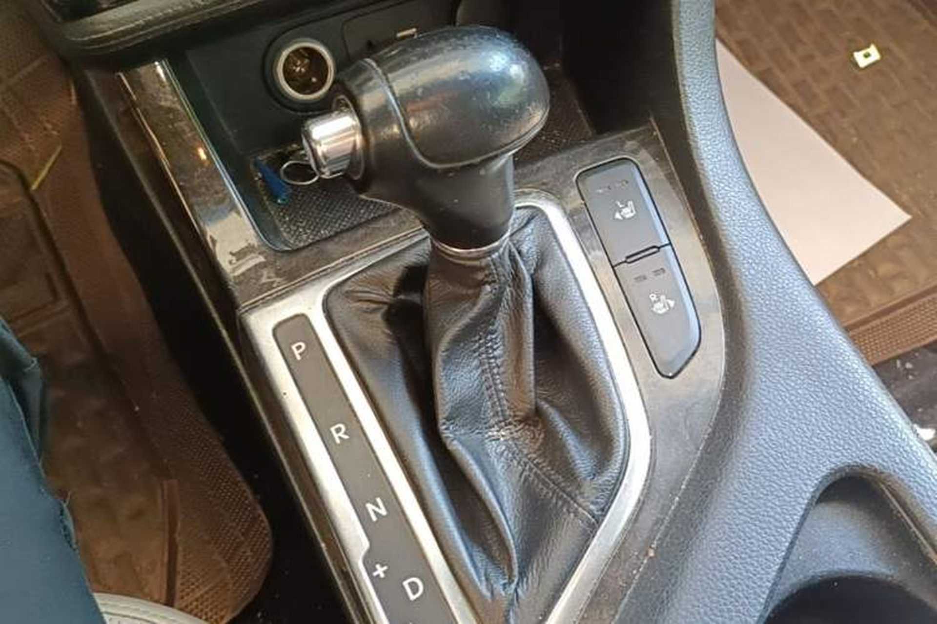 Used Kia K5 2012 2.0L Automatic DLX Gear Lever