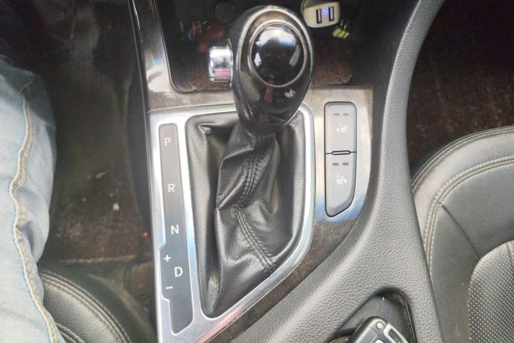 Used Kia K5 2012 2.0L Automatic DLX Gear Lever