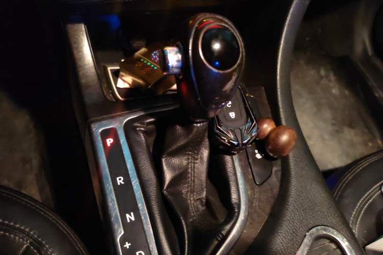 Used Kia K5 2012 2.0L Automatic DLX Gear Lever