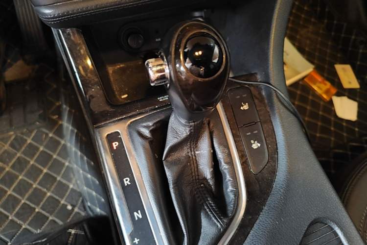 Used Kia K5 2012 2.0L Automatic GLS Gear Lever