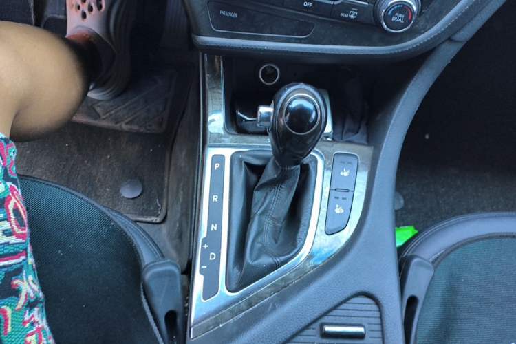 Used Kia K5 2012 2.0L Automatic DLX Gear Lever