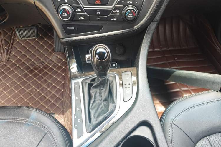 Used Kia K5 2012 2.0L Automatic GLS Gear Lever