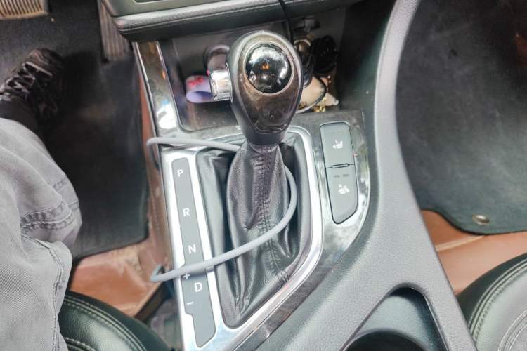 Used Kia K5 2012 2.0L Automatic DLX Gear Lever