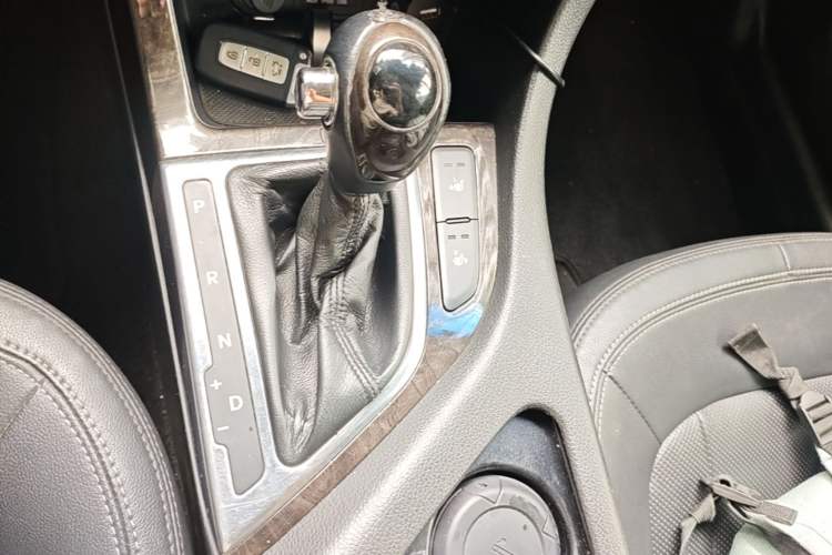 Used Kia K5 2012 2.0L Automatic DLX Gear Lever
