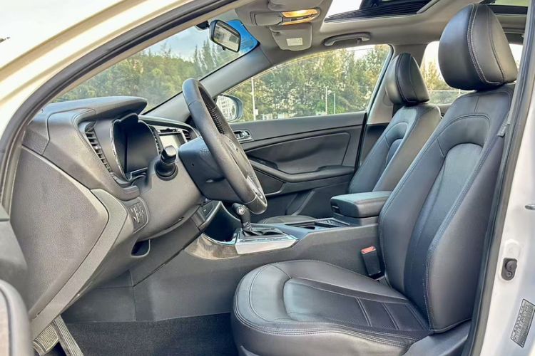 Used Kia K5 2012 2.0L Automatic DLX Interior 10