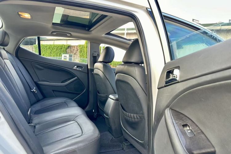 Used Kia K5 2012 2.0L Automatic DLX Interior 11