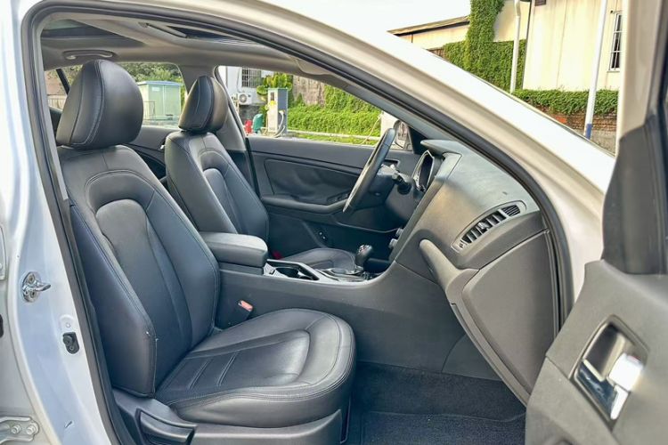 Used Kia K5 2012 2.0L Automatic DLX Interior 12