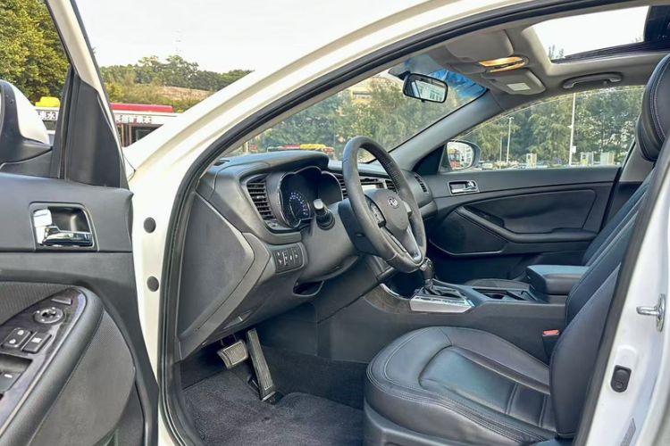 Used Kia K5 2012 2.0L Automatic DLX Interior 13