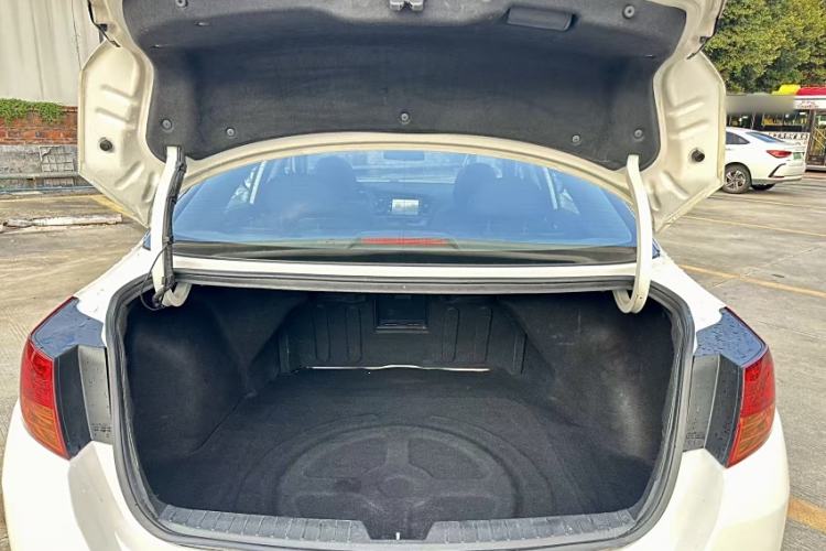 Used Kia K5 2012 2.0L Automatic DLX Interior 4
