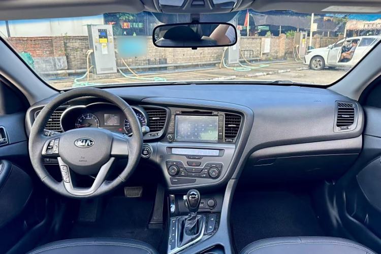Used Kia K5 2012 2.0L Automatic DLX Interior 9