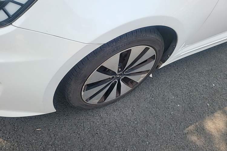 Used Kia K5 2012 2.0L Automatic DLX Left Front Wheel Hub