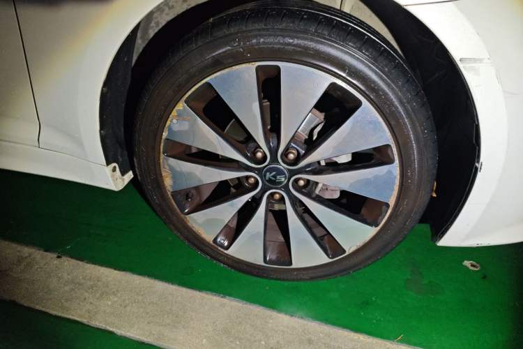Used Kia K5 2012 2.0L Automatic DLX Right Front Wheel Hub