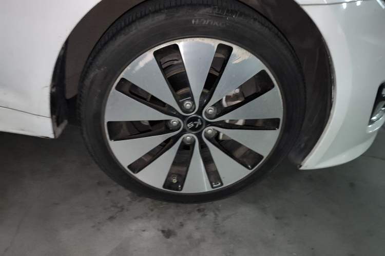 Used Kia K5 2012 2.0L Automatic DLX Right Front Wheel Hub