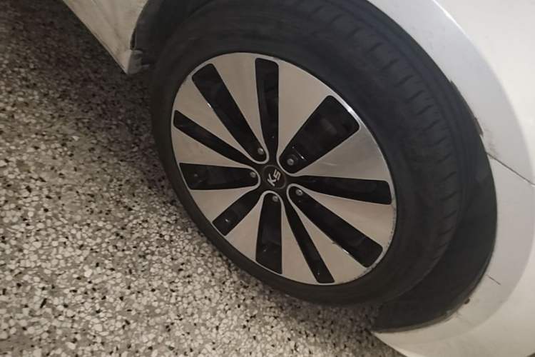 Used Kia K5 2012 2.0L Automatic DLX Right Front Wheel Hub