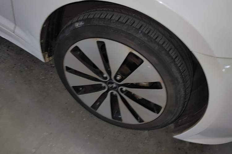Used Kia K5 2012 2.0L Automatic DLX Right Front Wheel Hub