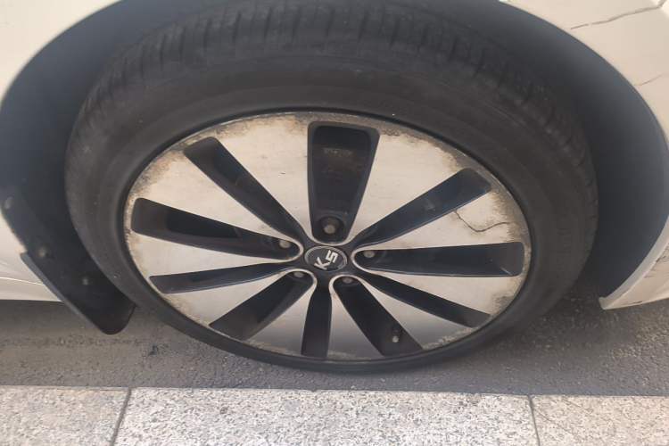 Used Kia K5 2012 2.0L Automatic DLX Special Edition Right Front Wheel Hub