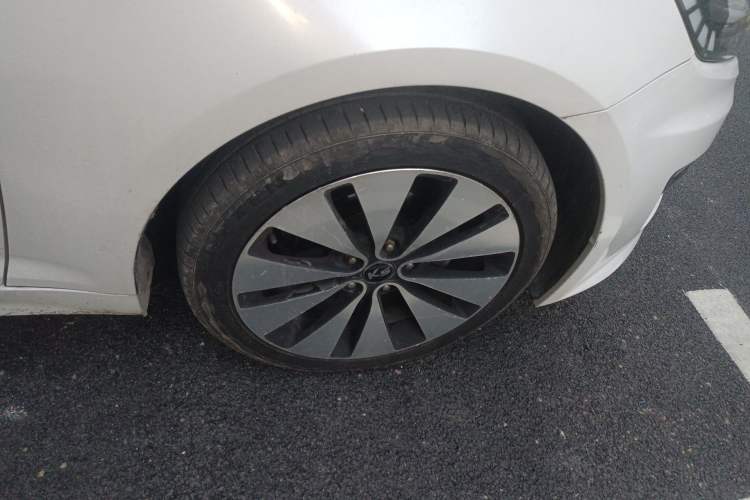 Used Kia K5 2012 2.0L Automatic DLX Right Front Wheel Hub