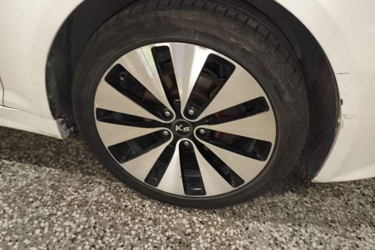 Used Kia K5 2012 2.0L Automatic DLX Right Front Wheel Hub