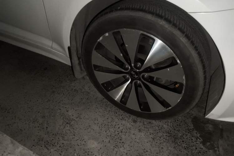 Used Kia K5 2012 2.0L Automatic DLX Right Front Wheel Hub