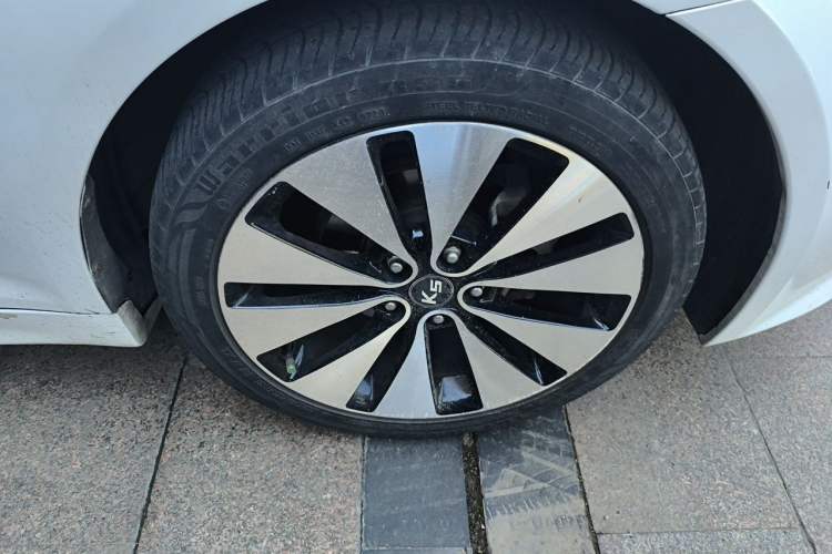 Used Kia K5 2012 2.0L Automatic DLX Right Front Wheel Hub