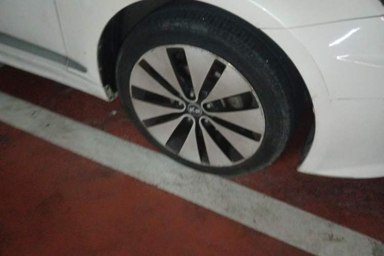 Used Kia K5 2012 2.0L Automatic DLX Right Front Wheel Hub